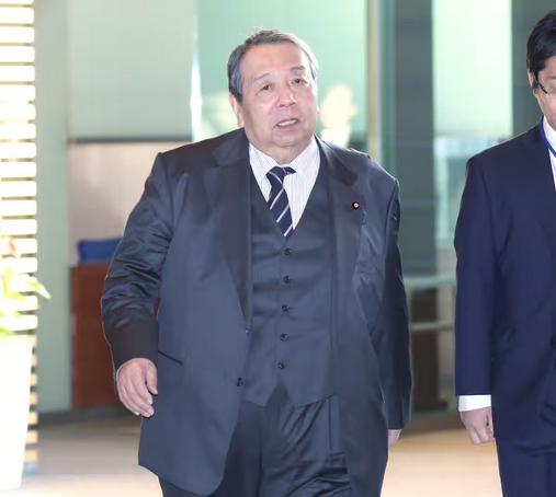 村上総務相「石破首相の心情を思うと非常に無念」…潤んだ目をハンカチで拭う