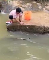 中国のおばさん、川で洗濯をして雲海を作り出す