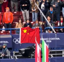 【精神的勝利】 中国4位→観客席で国旗掲げる謎展開にｗｗ ミラノ五輪ショートトラック混合リレー